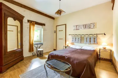 Chambres d'Hotes Domaine de l'Isle فنادق في Villeny