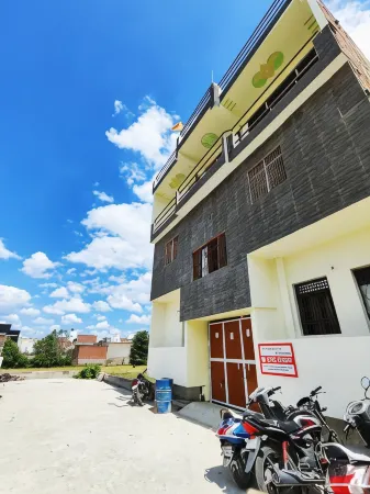 Sunrise Homestay Agra-Rooftop View Taj Mahal Отели рядом с достопримечательностью «Dr. B. R. Ambedkar University»