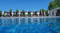 Garden Club - Hotel & Restaurant - Free Outdoor Pool & Parking