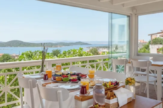 Cunda Pur Beyaz Hotel