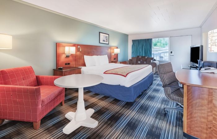 Days Inn & Suites by Wyndham St. Ignace Lakefront
