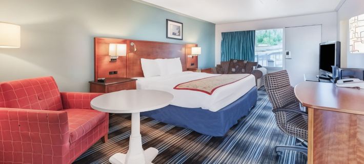 Days Inn & Suites by Wyndham St. Ignace Lakefront Hotels in Mackinac County