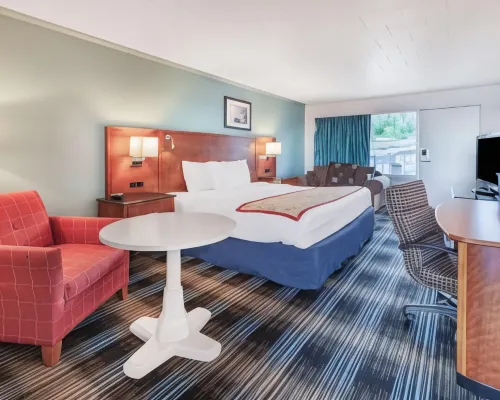 Days Inn & Suites by Wyndham St. Ignace Lakefront Hotels in Mackinac County
