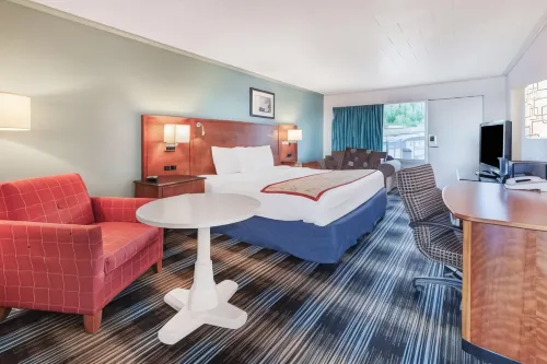 Days Inn & Suites by Wyndham St. Ignace Lakefront Hotel di St. Ignace Township