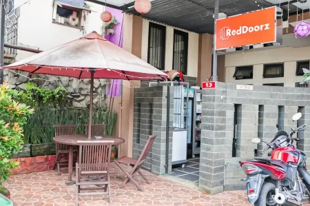 RedDoorz Plus Near Isola Upi Отели рядом с достопримечательностью «Fakultas Pendidikan Ekonomi dan Bisnis - Universitas Pendidikan Indonesia»