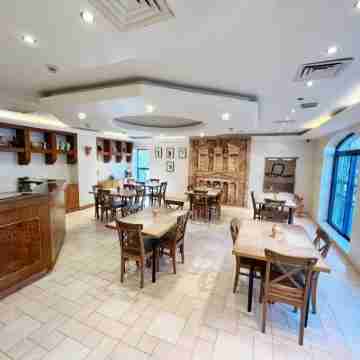 Delmon Suites Dining/Meeting Rooms