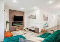 Contemporary Luxury 3 Bdr Apt for 6 +Free Parking