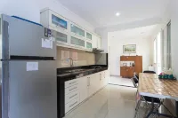 RedDoorz Plus near Siloam Karawaci Hotels in Curug