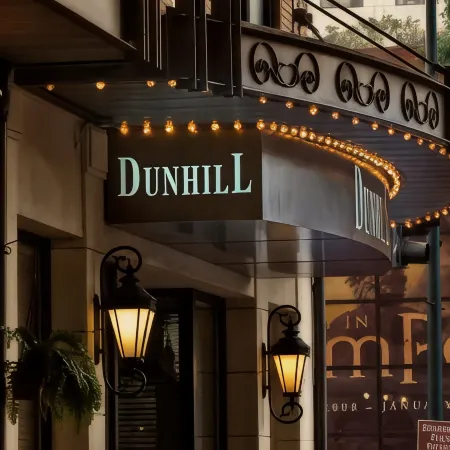 Dunhill Hotel Отели рядом с достопримечательностью «Площадь Духа/Центр исполнит. искусств Блюменталь»