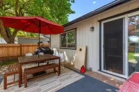Fire Pit, Spacious Deck and Fenced Yard - Charming Cozy Haven Hotels in Coeur d'Alene