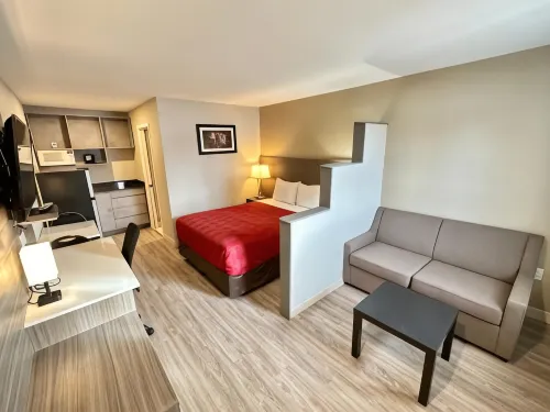 Econo Lodge Inn & Suites Hotels in Pincher Creek