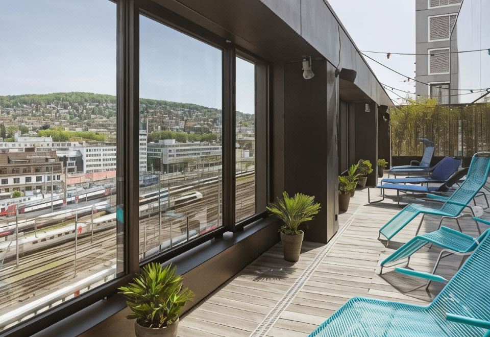 25아워스호텔 랑슈트라세의 현대적인 로비 모습