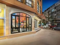 فرا ناكون بوشتيل Hotels near وات فرا تشيتوفون ويمون مانجكلارام (وات فو)