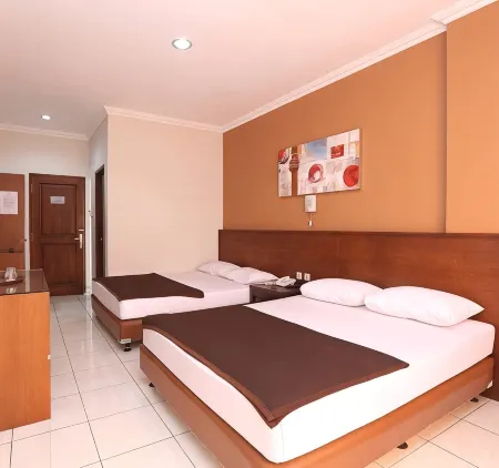 Hotel Heryon Yogyakarta Отели в г. Umbulharjo