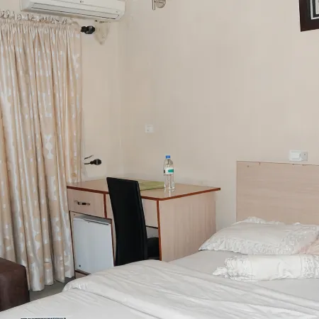 Orchard Hotel - Guest Room