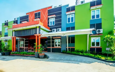 De Kayakini Hotel Отели рядом с достопримечательностью «Museum Nike Ardilla»