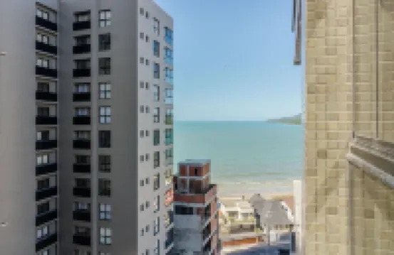 Aptos em prédio a 90 m da Praia de Perequê - Rihs