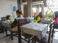 De Lungguh Homestay Hotels in Kabat
