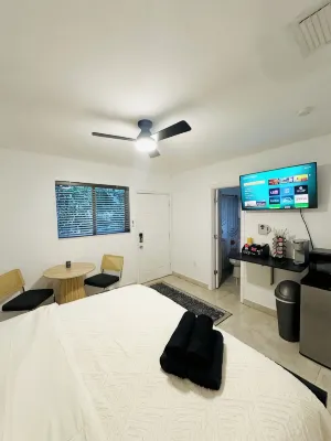 One Bd Efficiency 5min from 8th St - Bungalows