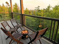 Panoramic Rainforest & Ocean Views, Fire Pit & EV Plug in Ucluelet Hotels in Ucluelet