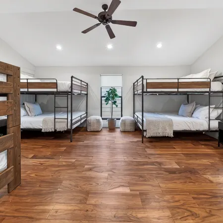Huge Patio Game Room w/ Pool - 18 Beds - Downtown
