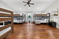 Huge Patio Game Room w/ Pool - 18 Beds - Downtown