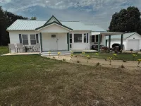 Emerald & Ivory Cottage - 2-Star