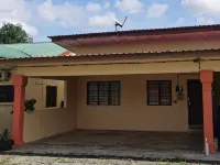 Homestay Che Wan Satu Hotels near Sultan Haji Ahmad Shah Airport