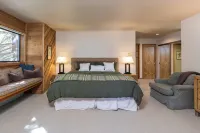 Cozy Family Sized Condo- Access to Pools and Other Summer Time Amenities