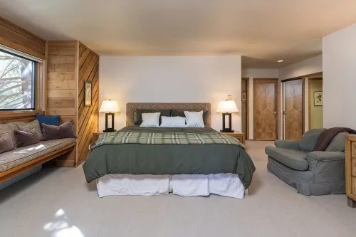 Cozy Family Sized Condo- Access to Hot Tub and Sauna- Minutes Away from Skiing