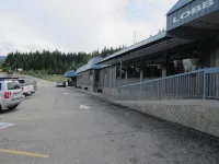 Wells Gray Inn - parking