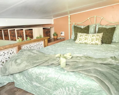 Tiny Cottagecore House in Miami. Walking distance to Hialeah Hospital! Hotels in Hialeah