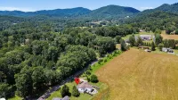 Peaceful Farmhouse Retreat: Hot Tub & Country Side Views. Pets Welcome! Near Avl - Wifi