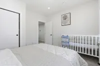 Stylish 2BR Basement Suite | 15 Mins to Airport - บังกะโล