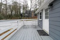 Stylish Retreat w/ Fire Pit & Porch - 무료 와이파이