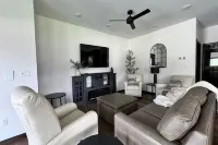 River Bluff Getaway – Main   1BR/1BA Modern Unit Near Mississippi River