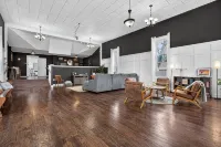 Sanctuary by the Shore, Unique Stay W/ Hot Tub by Lake MI