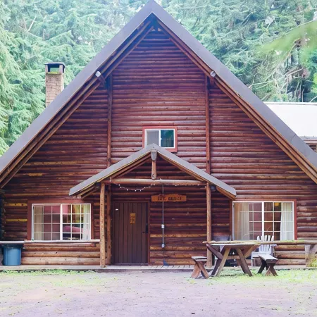 Log Cabin Near Mount Rainier, Sleeps 8, Fireplace and Fire Pit