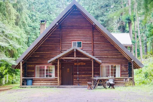 Log Cabin Near Mount Rainier, Sleeps 8, Fireplace and Fire Pit