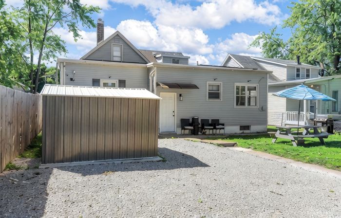 Great Escape 4 bedroom house  2 King Bed in Belleville with WiFi fitness room
