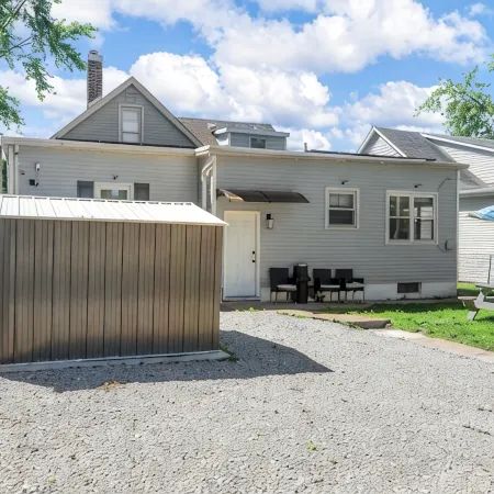 Great Escape 4 bedroom house  2 King Bed in Belleville with WiFi fitness room