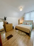 Remodeled cottage with great outdoor space, close to everything - pet friendly! - Wifi