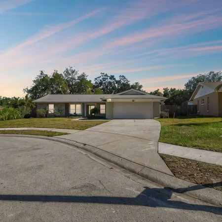 Heated Pool. 3-bedroom house 6.5 miles to honeymoon Island