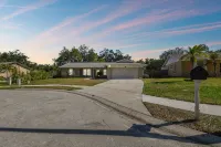Heated Pool. 3-bedroom house 6.5 miles to honeymoon Island