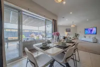 Modern Family Home with Outdoor Living in Wigram - ヴィラ