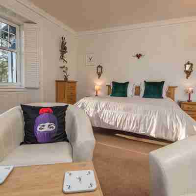 Stronachlachar Lodge - spacious with cinematic views, direct access to loch. Rooms
