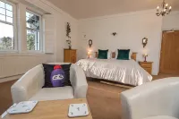 Stronachlachar Lodge - spacious with cinematic views, direct access to loch. - 4つ星