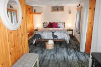 Cozy Treehouse on the Lake - Peaceful and Private -  Privatzimmer