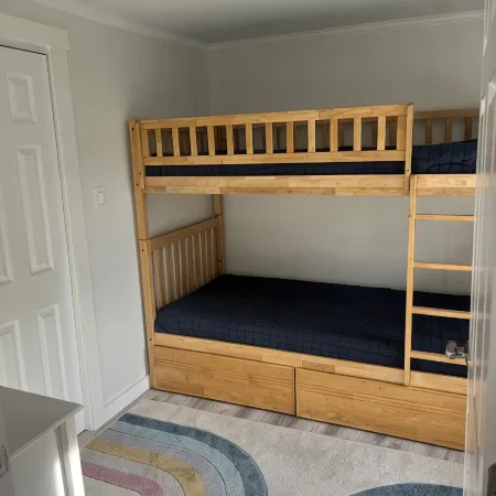 Cozy 2-bedroom cabin in tranquil China, Maine with AC, WiFi