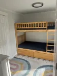 Cozy 2-bedroom cabin in tranquil China, Maine with AC, WiFi